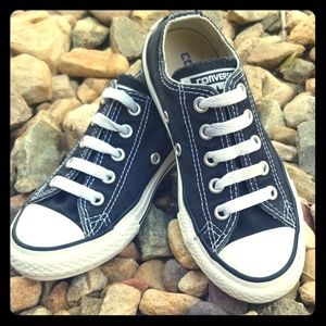 💥Converse Chuck Taylor 
Black youth 11.5